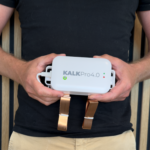 Person holder KalkPro 4.0 industri‑enhed – elektronisk kalkspalter med kobberbånd, der forebygger kalkaflejringer